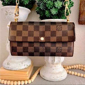 Louis Vuitton Portefeuille Sarah wallet converted
Crossbody CA1097 2006